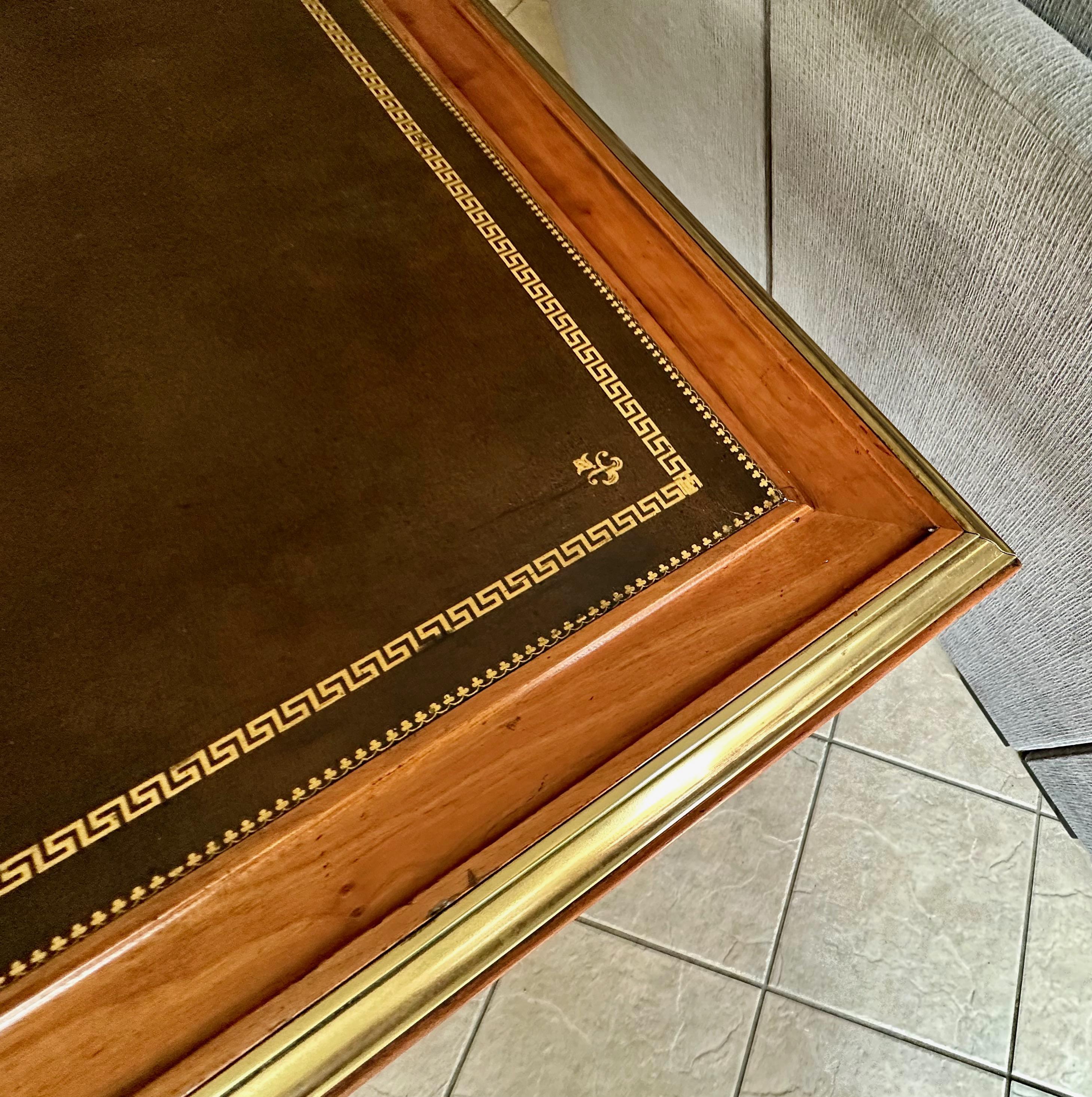 Scrivania Sligh in mogano e pelle lavorata in ottone in stile Neoclassico Revival in vendita 10