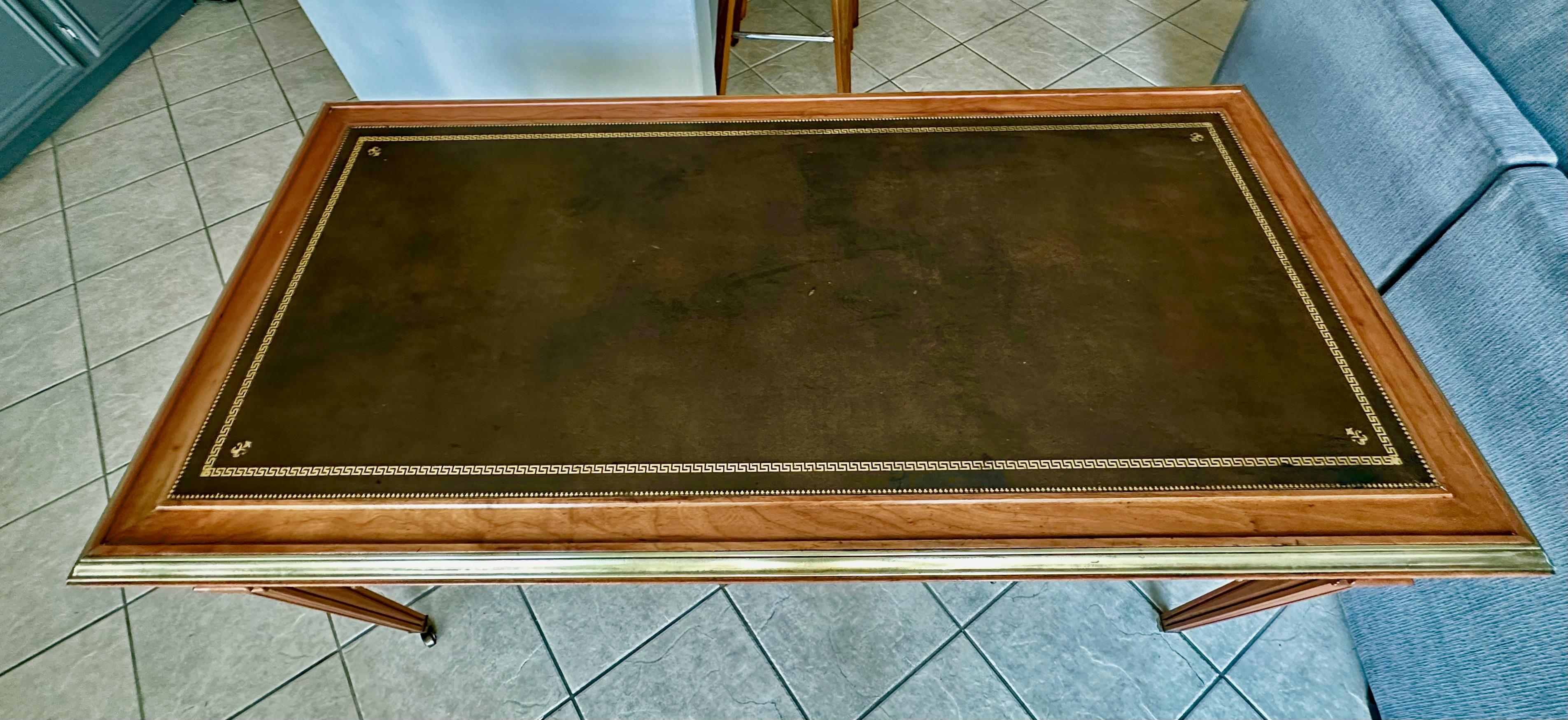 Scrivania Sligh in mogano e pelle lavorata in ottone in stile Neoclassico Revival in vendita 11