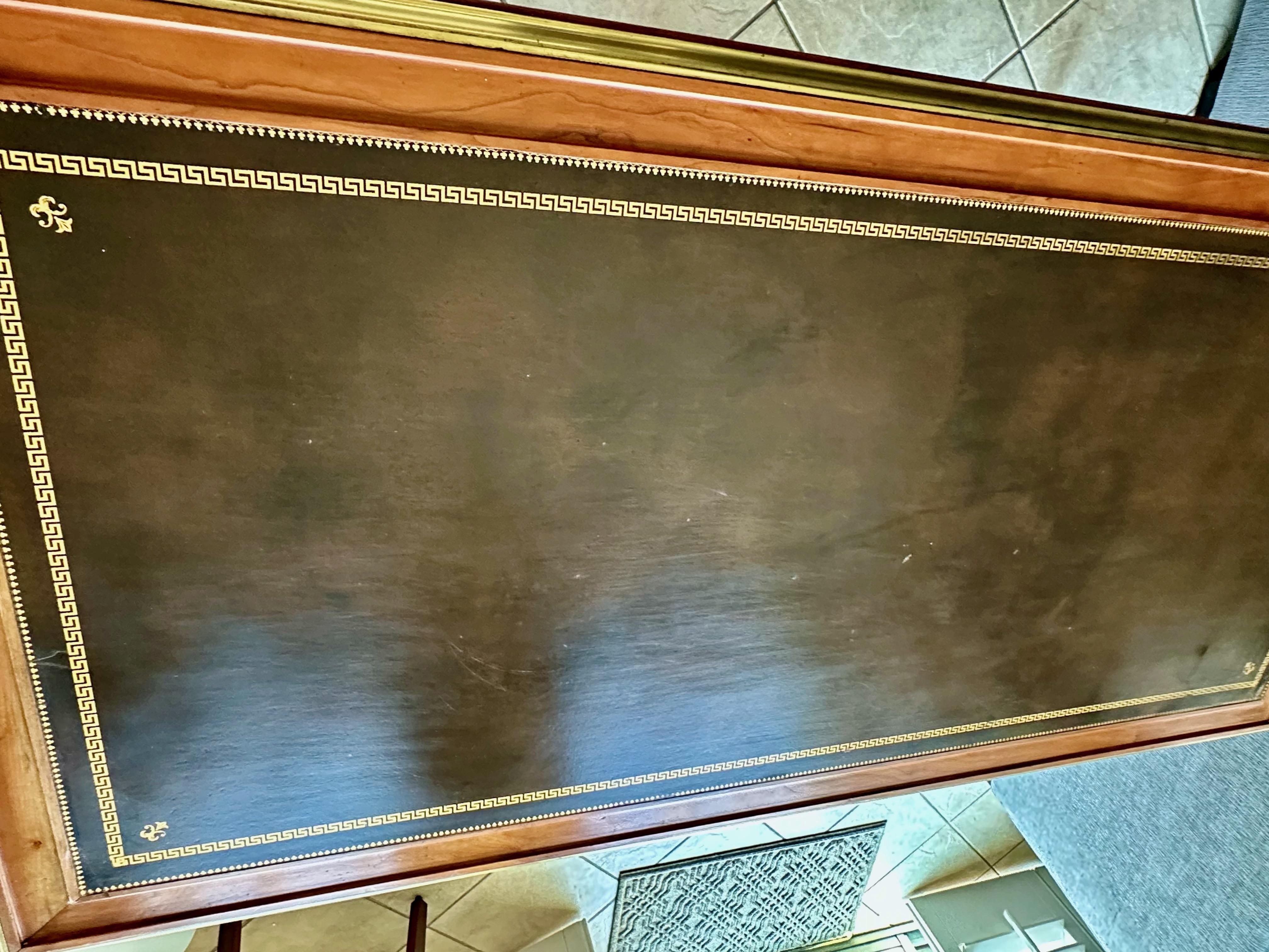 Scrivania Sligh in mogano e pelle lavorata in ottone in stile Neoclassico Revival in vendita 13