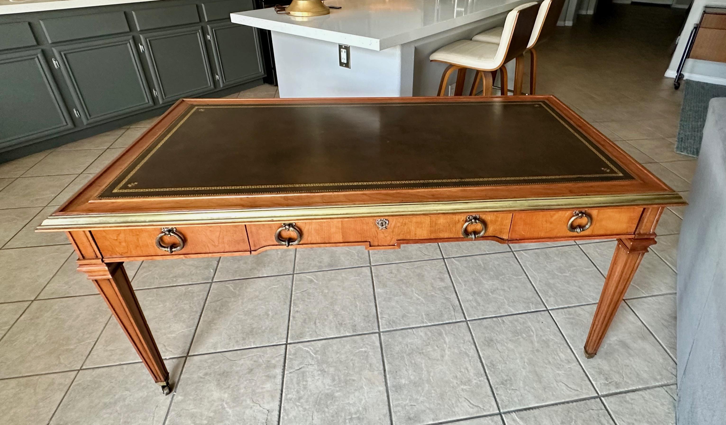 Scrivania Sligh in mogano e pelle lavorata in ottone in stile Neoclassico Revival in vendita 14
