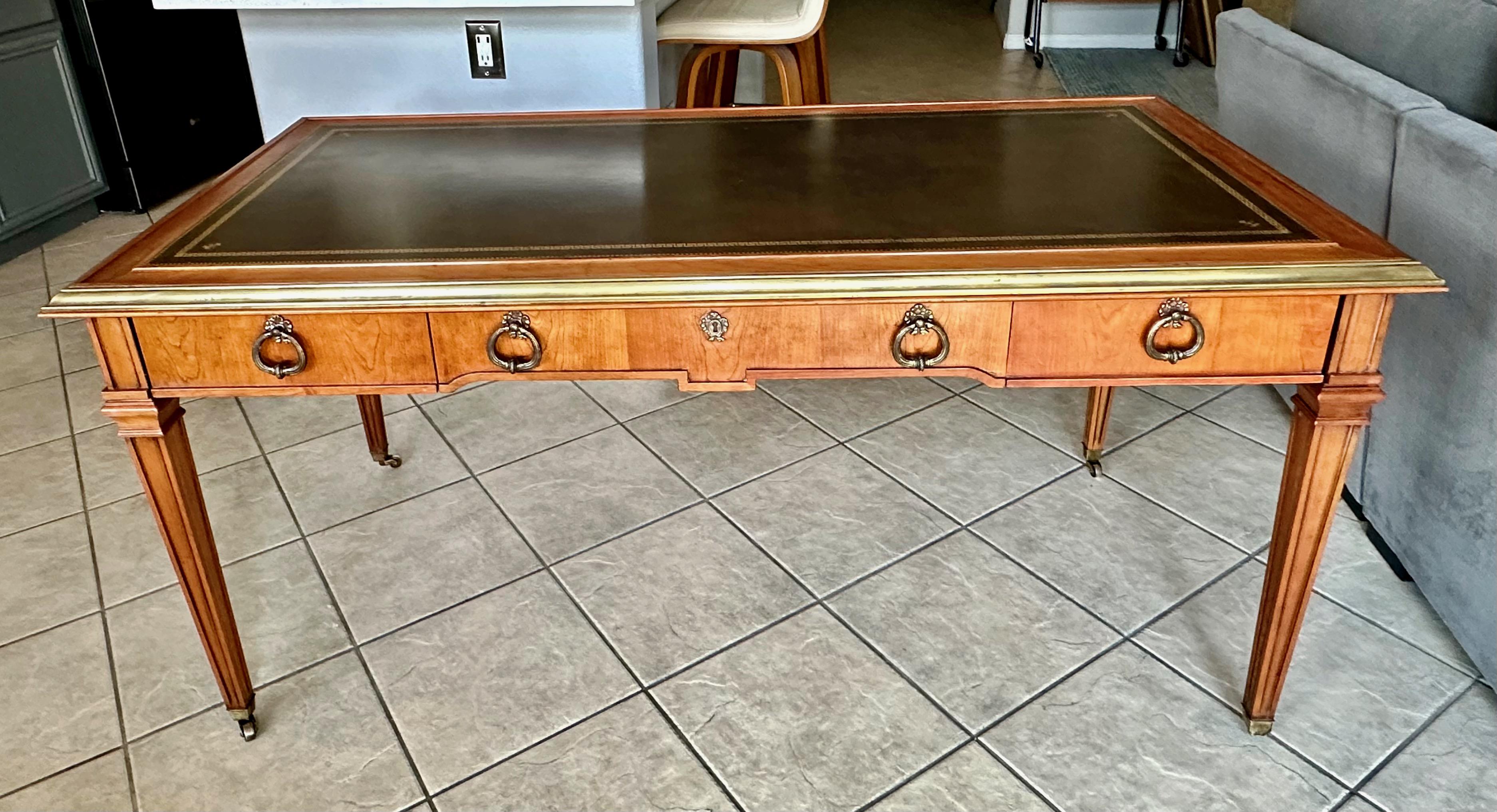Americano Scrivania Sligh in mogano e pelle lavorata in ottone in stile Neoclassico Revival in vendita