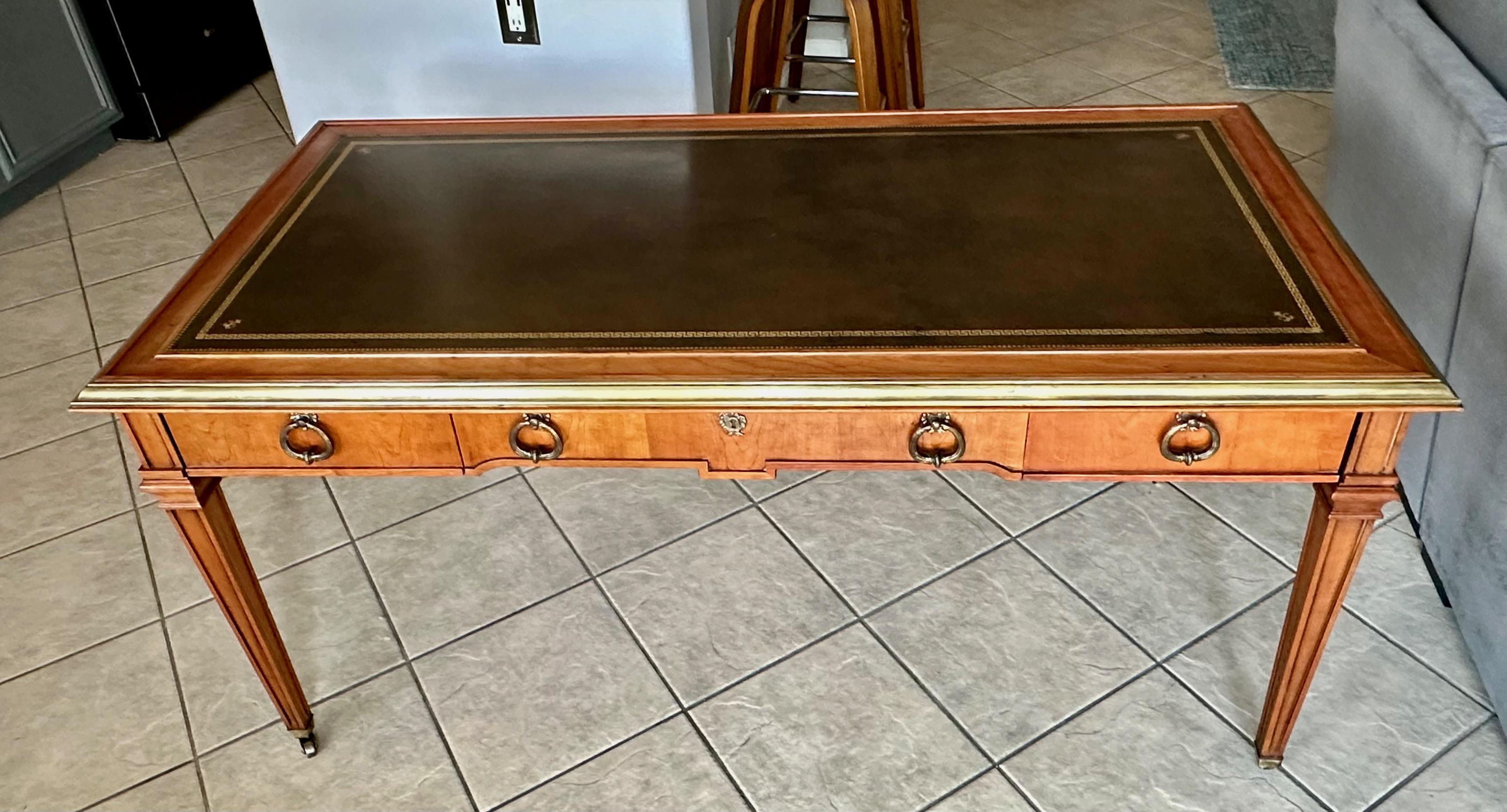 Scrivania Sligh in mogano e pelle lavorata in ottone in stile Neoclassico Revival In condizioni buone in vendita a Palm Springs, CA