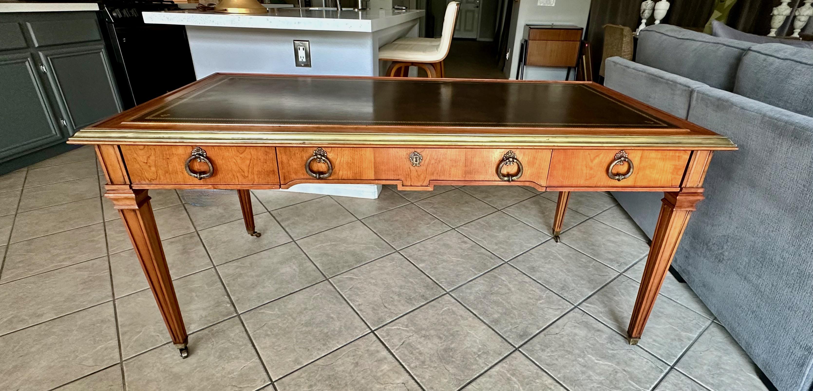 Fine XX secolo Scrivania Sligh in mogano e pelle lavorata in ottone in stile Neoclassico Revival in vendita