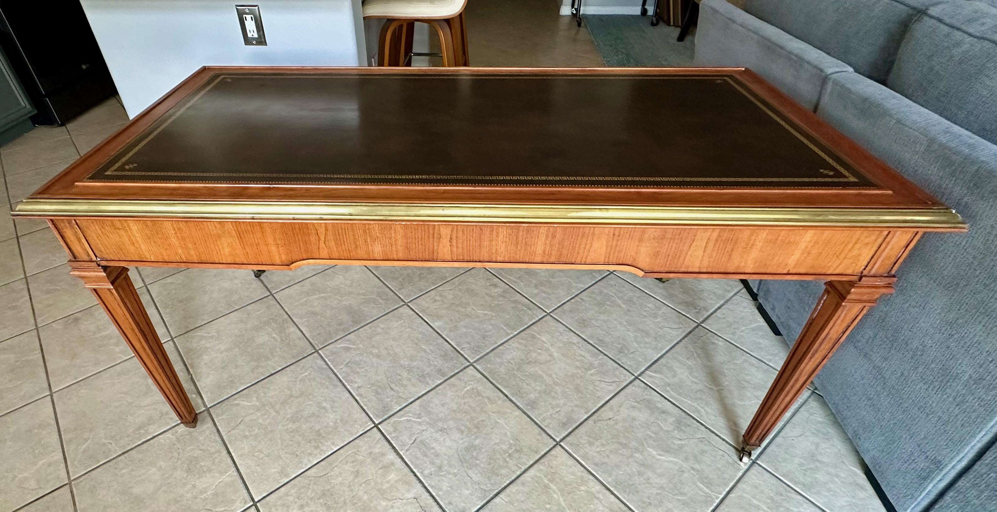 Legno Scrivania Sligh in mogano e pelle lavorata in ottone in stile Neoclassico Revival in vendita