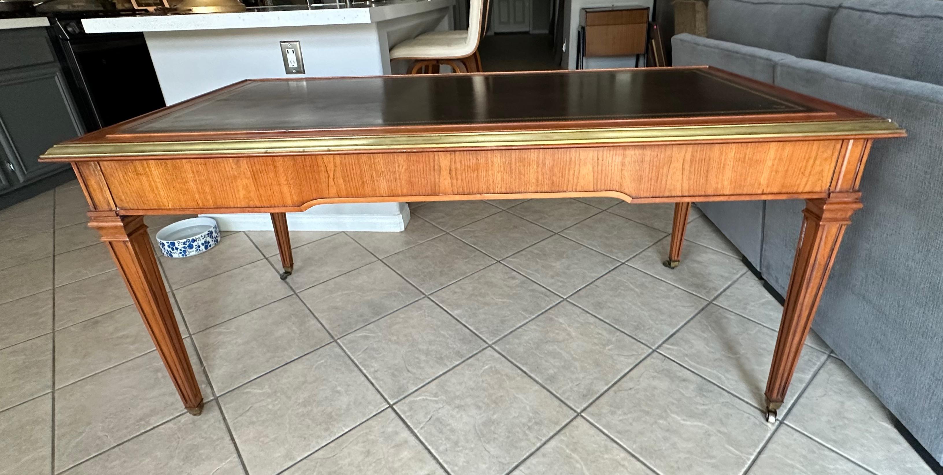 Scrivania Sligh in mogano e pelle lavorata in ottone in stile Neoclassico Revival in vendita 1