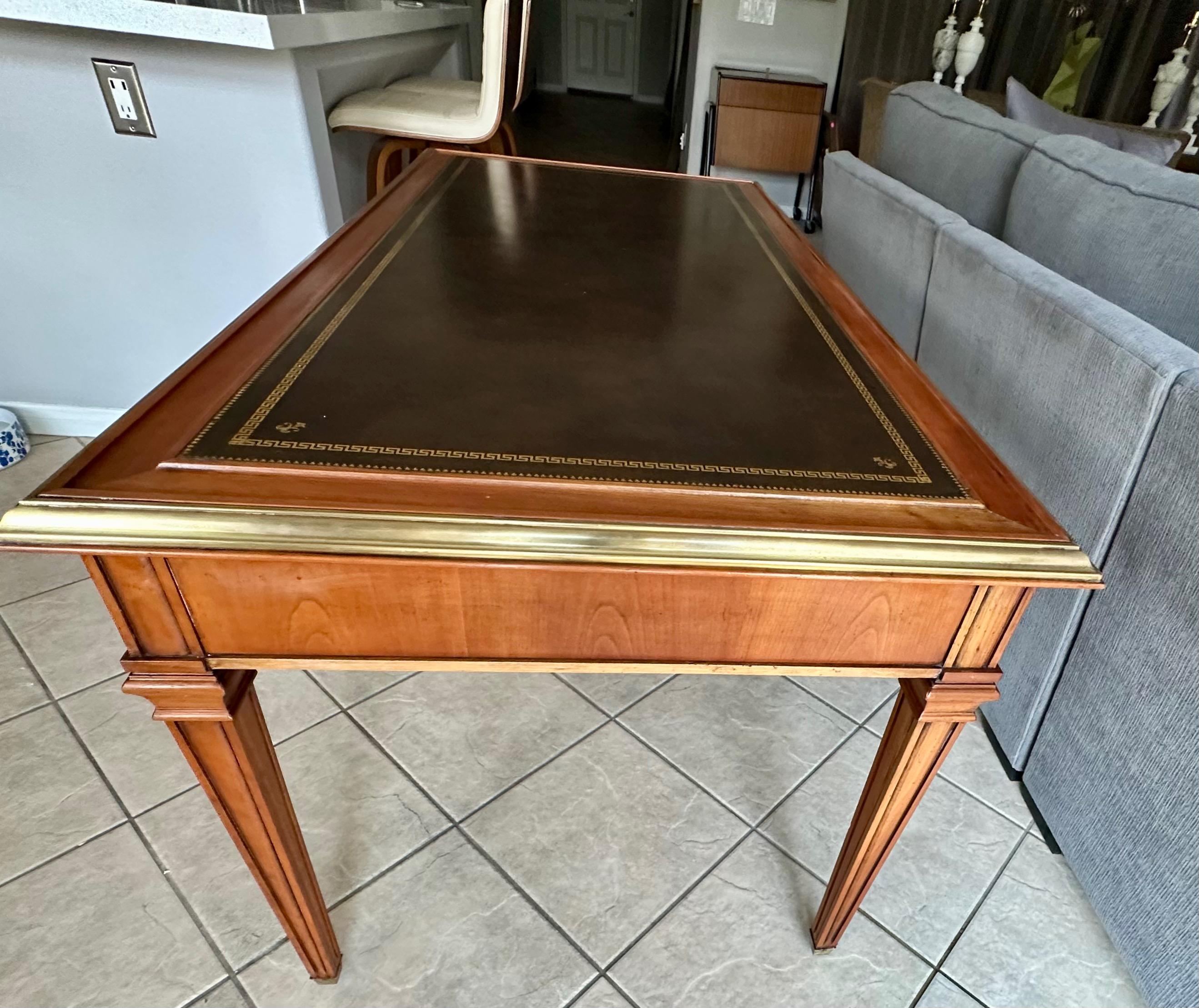 Scrivania Sligh in mogano e pelle lavorata in ottone in stile Neoclassico Revival in vendita 2