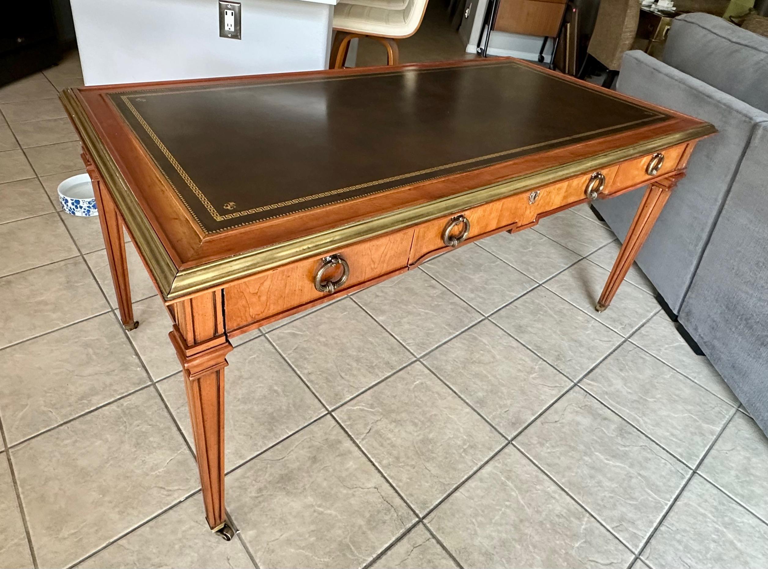 Scrivania Sligh in mogano e pelle lavorata in ottone in stile Neoclassico Revival in vendita 3
