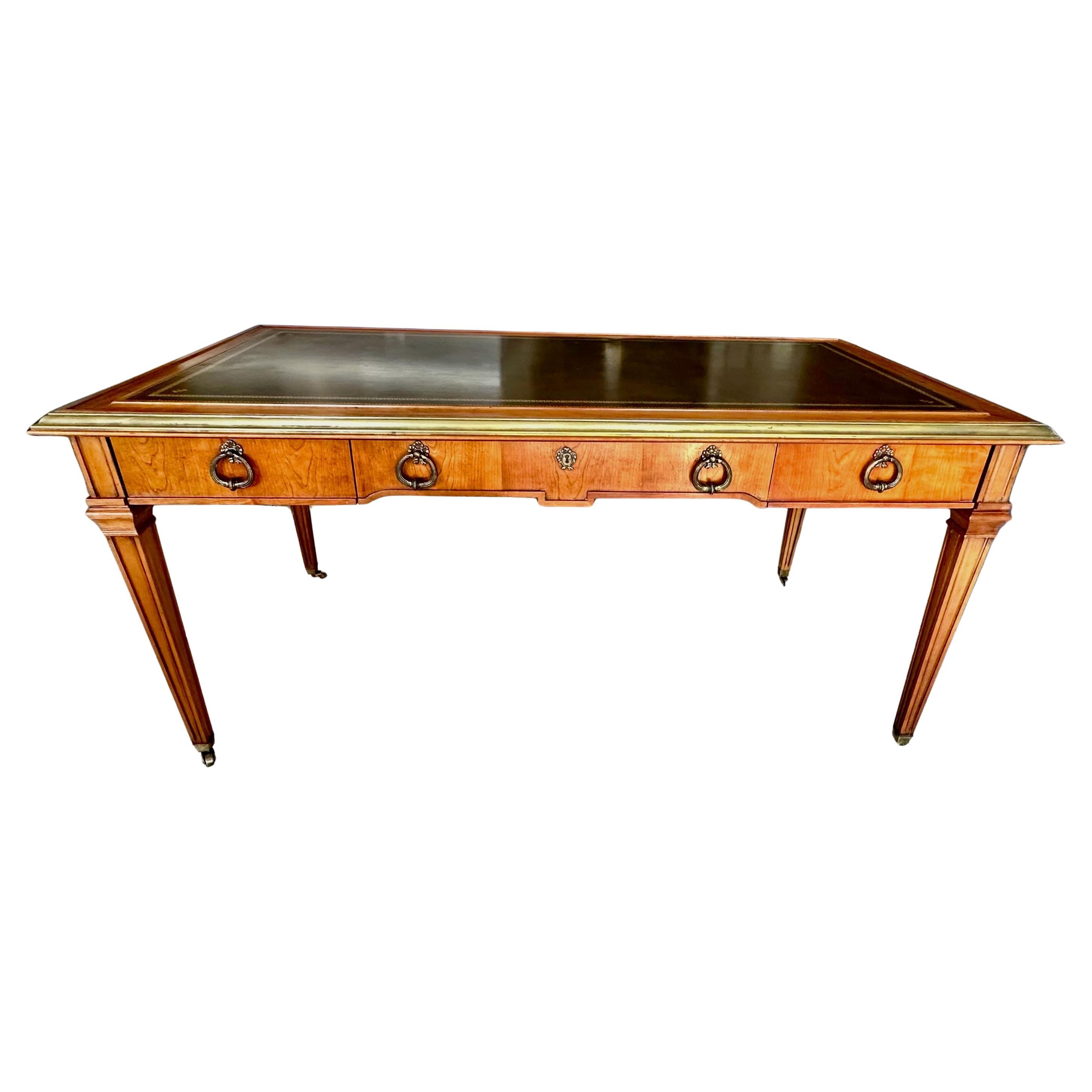 Scrivania Sligh in mogano e pelle lavorata in ottone in stile Neoclassico Revival in vendita
