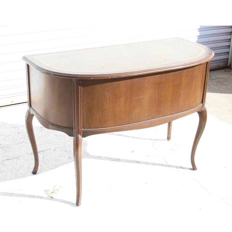 Mid-Century moderno Scrivania curvilinea in noce Sligh con piano in pelle in vendita