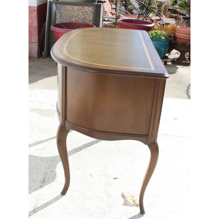 Scrivania curvilinea in noce Sligh con piano in pelle In condizioni buone in vendita a Pasadena, TX