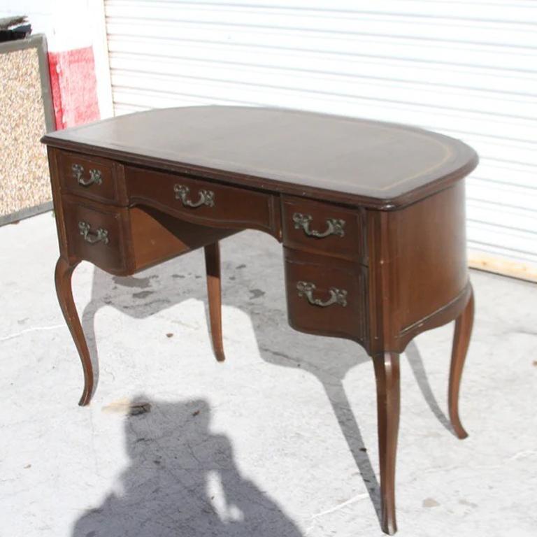 Pelle Scrivania curvilinea in noce Sligh con piano in pelle in vendita