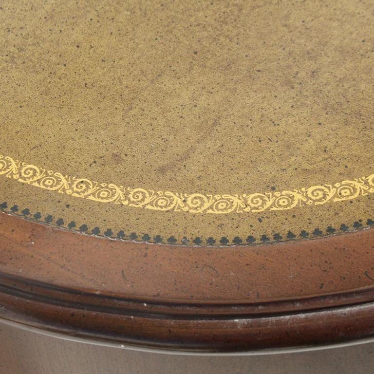 Scrivania curvilinea in noce Sligh con piano in pelle in vendita 1