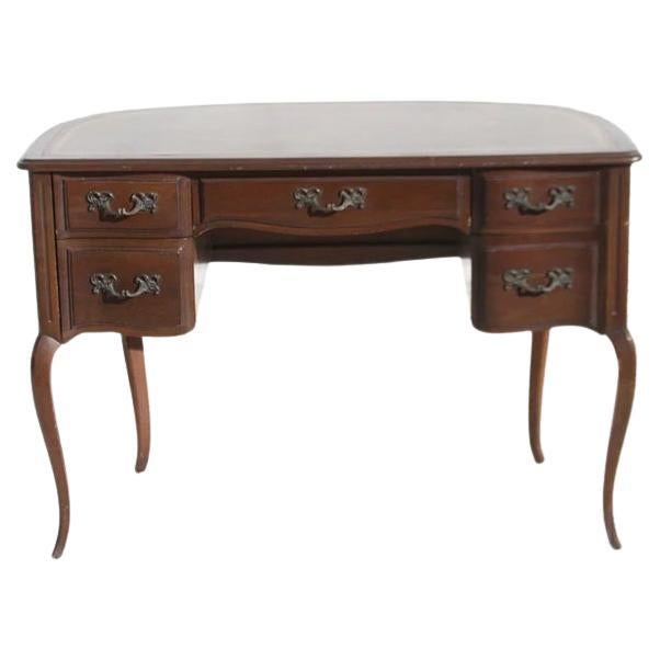 Bureau à façade incurvée en noyer Sligh avec plateau en cuir