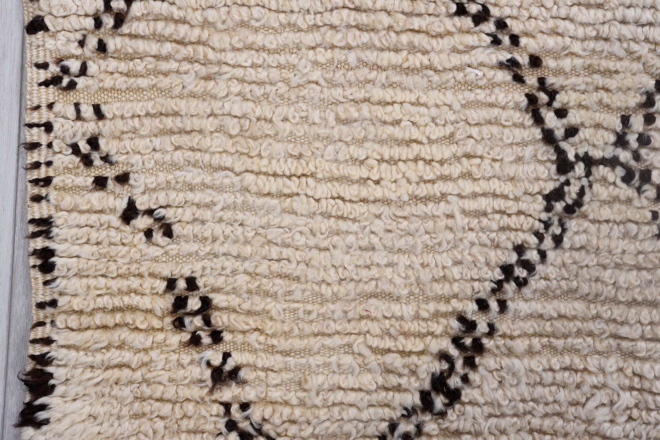 20th Century Slightly Broken Trellis Ivory Wool Moroccan For Sale