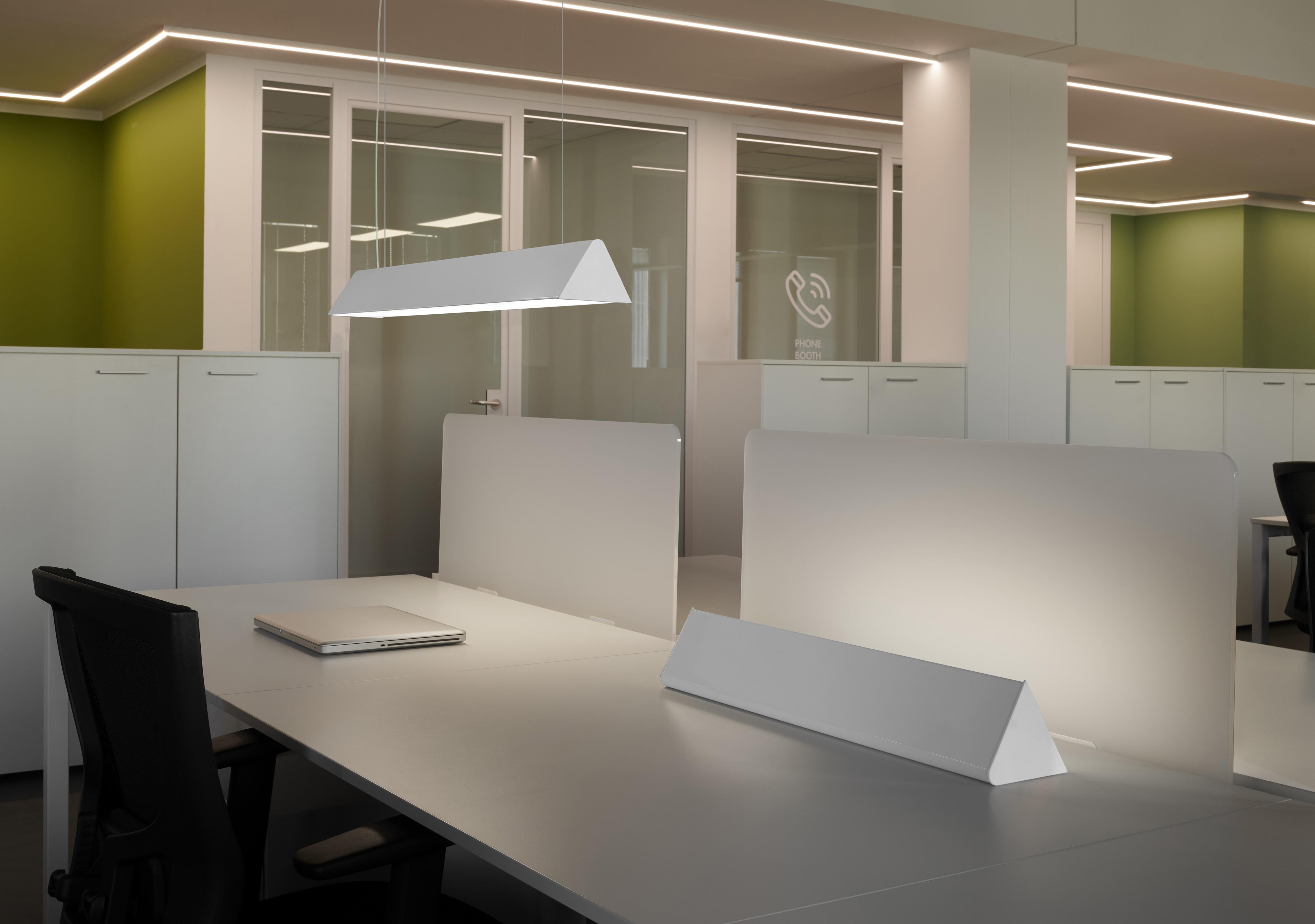 Lampada a sospensione Slim 100 di Adriana Lohmann
Dimensioni: D. 11 x L. 100 x H. 9 cm.
Materiali: Polietilene e metallo.

Disponibile in diverse misure. Questo prodotto è adatto all'uso interno ed esterno. Tutte le nostre lampade possono essere