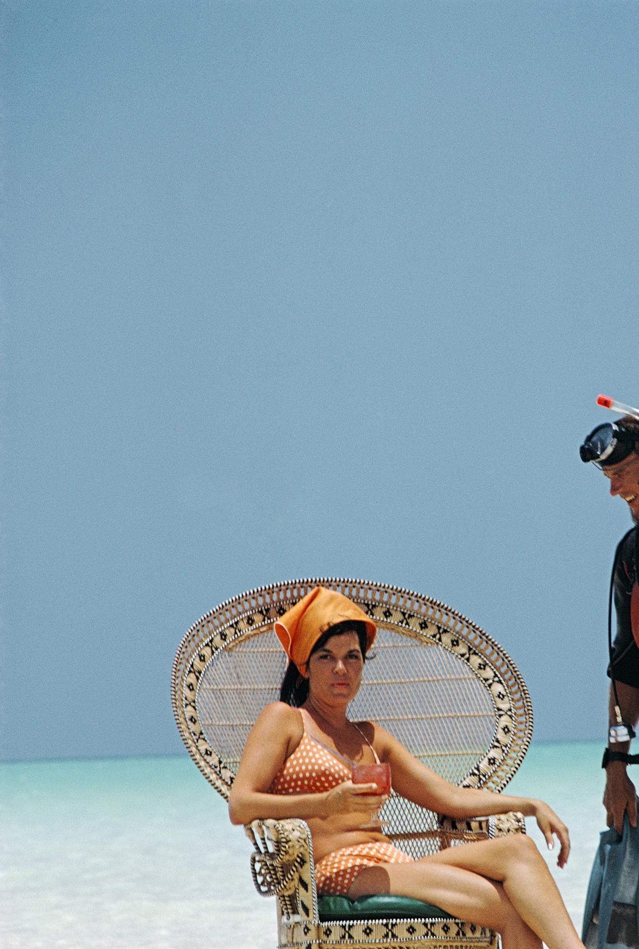 Una chiacchierata amichevole, Bahamas, Estate Edition, Ritratto fotografico - Portrait Photograph Blu di Slim Aarons