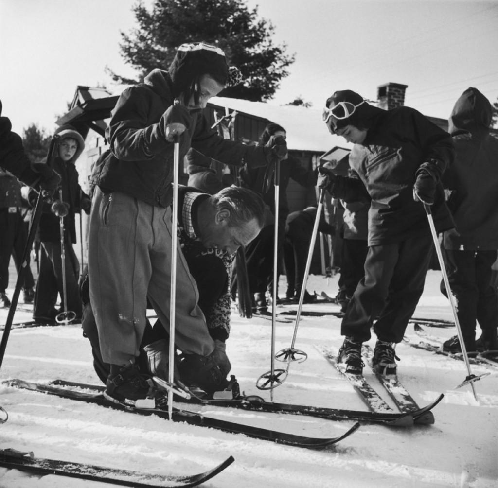 'A Helping Hand' 1955

 Slim Aarons Limited Edition Estate Print - Oversize

Former ski instructor Herman Ostermaier gives a helping hand to a member of the Junior Skiing Program in North Conway, New Hampshire, 1955. 

(Photo by Slim