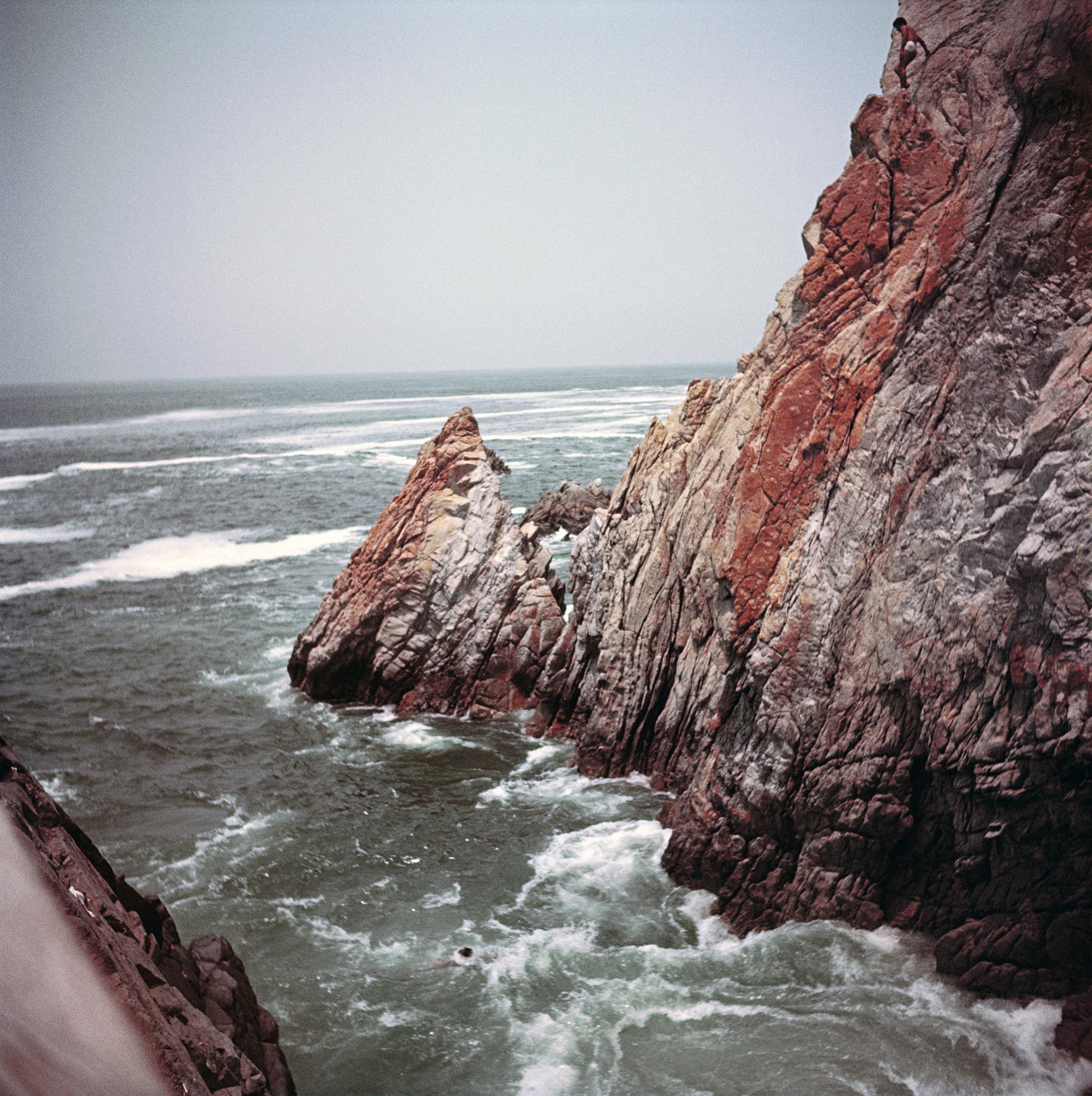 Color Photograph Slim Aarons - Acapulco Rocks