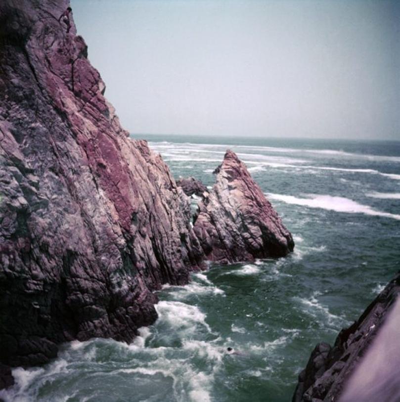 Acapulco Rocks 
1950
da Slim Aarons

Slim Aarons Edizione Limitata Estate

Veduta di un affioramento roccioso sulla costa di Acapulco, Messico, 1950. 

non incorniciato
c stampa di tipo
stampato 2023
16×16 pollici - formato carta


Limitato a 150