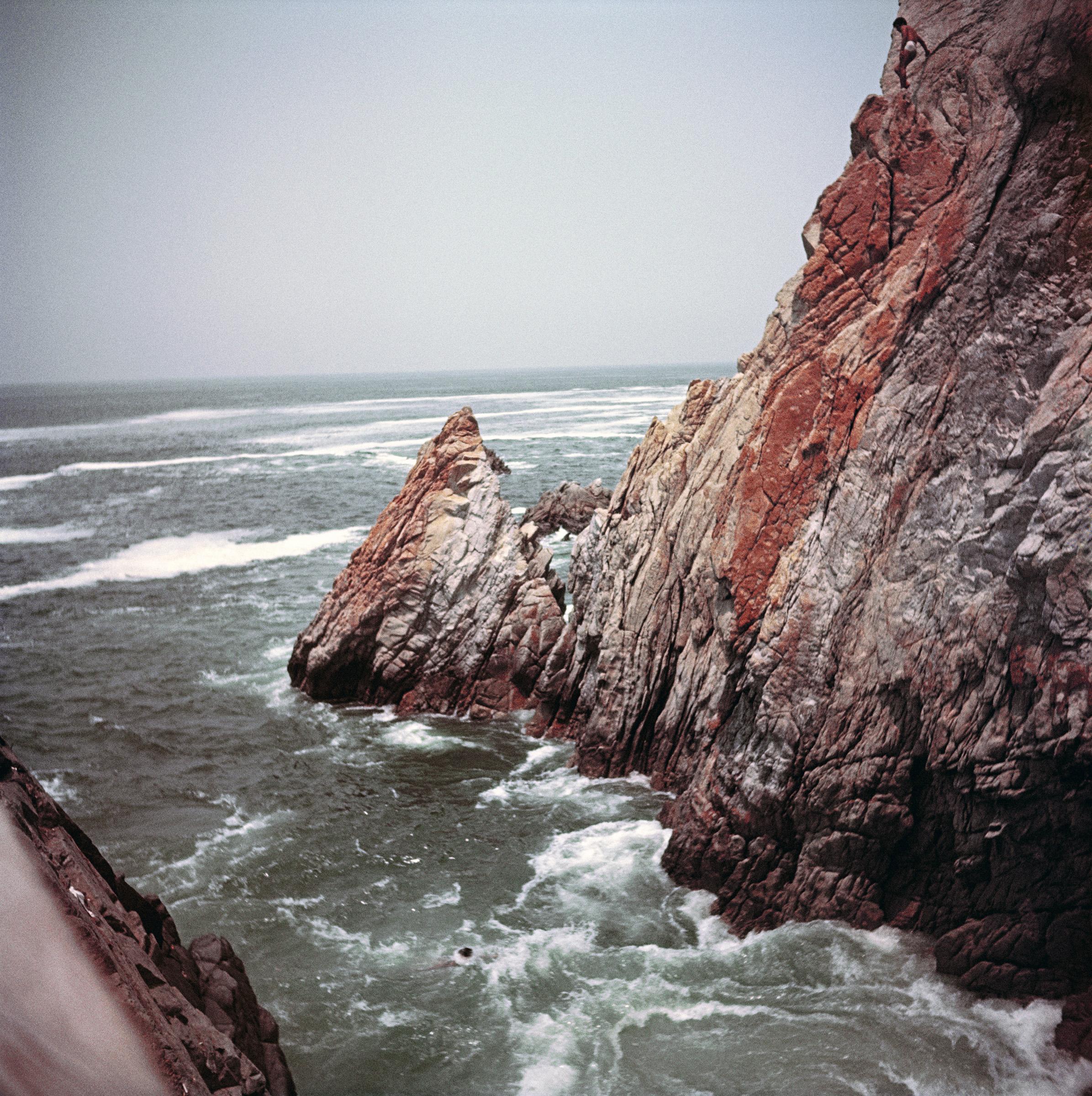 Slim Aarons: Acapulco Rocks, Estate, gestempelter Druck