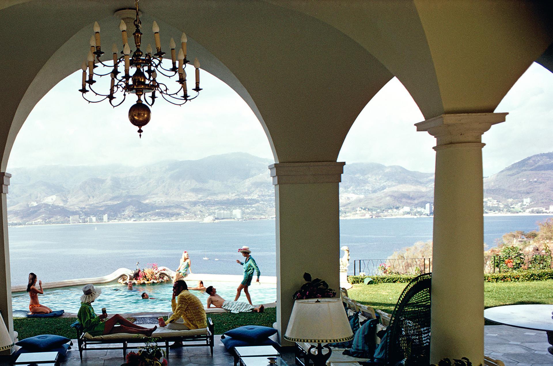 Villa de Acapulco, Edición Estate, Fotografía de Paisaje en la Costa del Pacífico - Landscape Photograph Negro de Slim Aarons