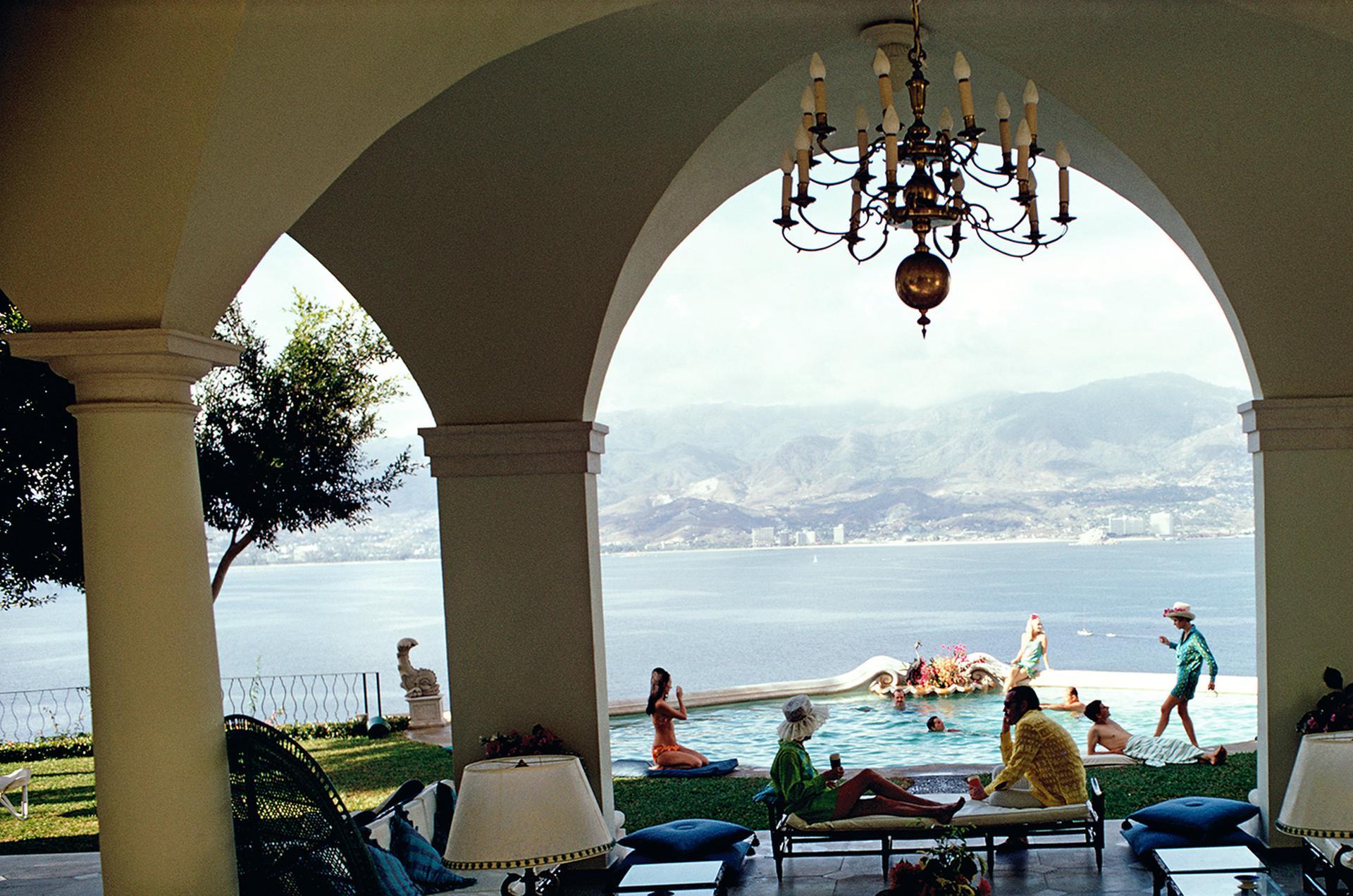 Acapulco-Villa, Nachlassausgabe, Landschaftsfotografie an der Pazifischen Küste (Schwarz), Landscape Photograph, von Slim Aarons