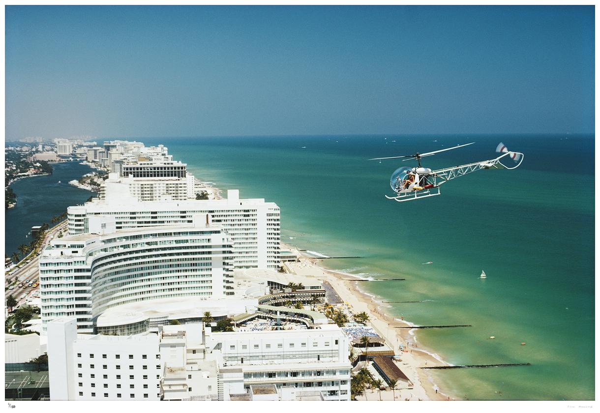 Vue aérienne de Miami Beach 1972 - Slim Aarons Estate Stamped

Un hélicoptère transportant des touristes survole l'hôtel Fontainebleau sur la plage de Miami, Floride, avril 1972.

40 x 60" pouces / 101 x 152 cm format du papier 

Collection Samped