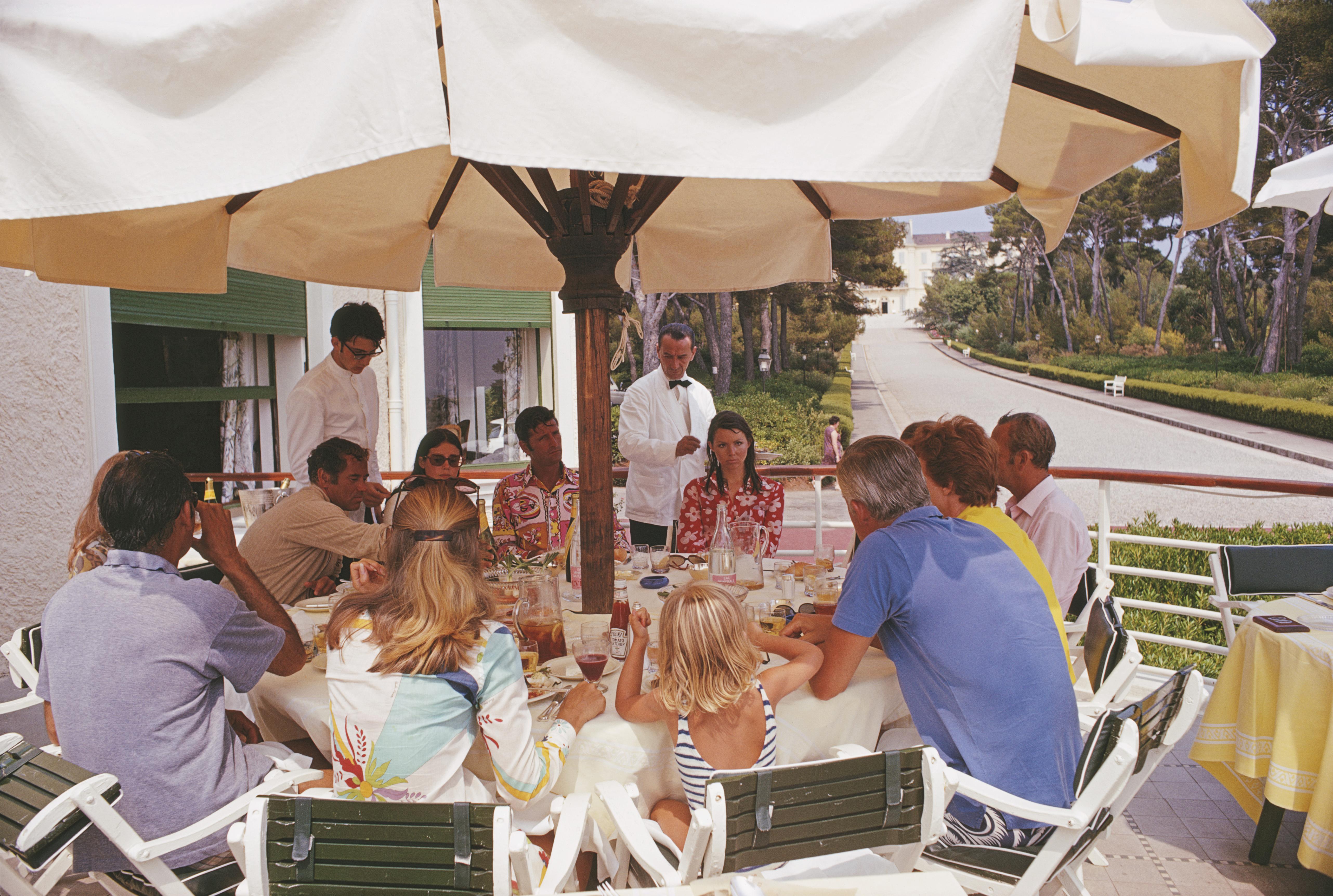 Alfresco Dining, Antibes, Nachlass-Edition, Moderne Fotografie aus der Jahrhundertmitte