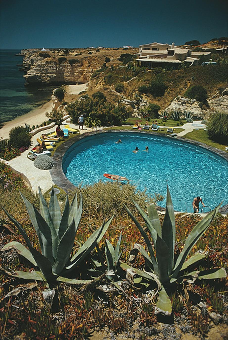 Color Photograph Slim Aarons - Pool de l'hôtel Algarve, 1970, édition limitée, estampillée C-Type