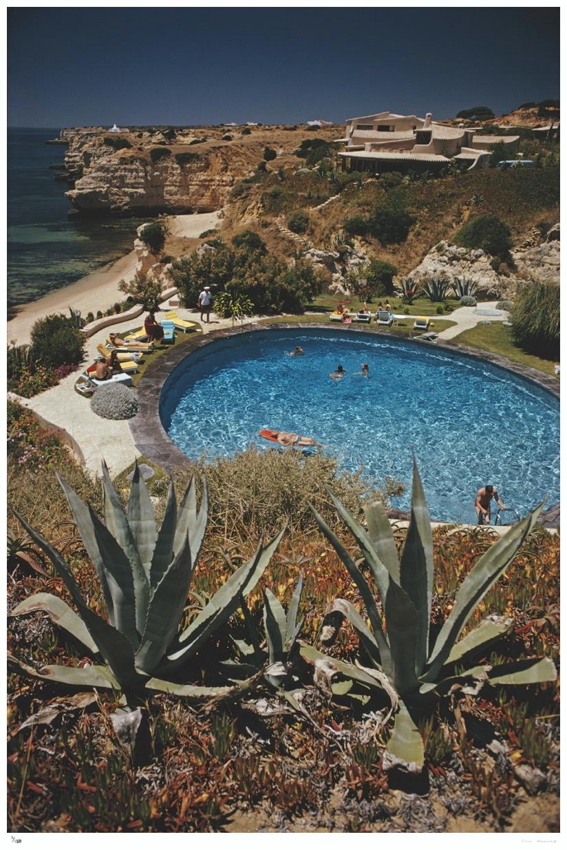 Piscine de l
hôtel Algarve 1970 - Slim Aarons Estate Stamped