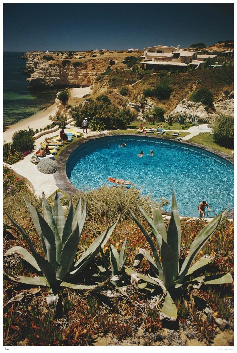 Piscine de l'hôtel Algarve  1970 - Slim Aarons estampillé Estate