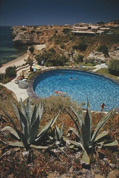Slim Aarons Estate: Algarve Hotel, Pool, gestempelter Druck