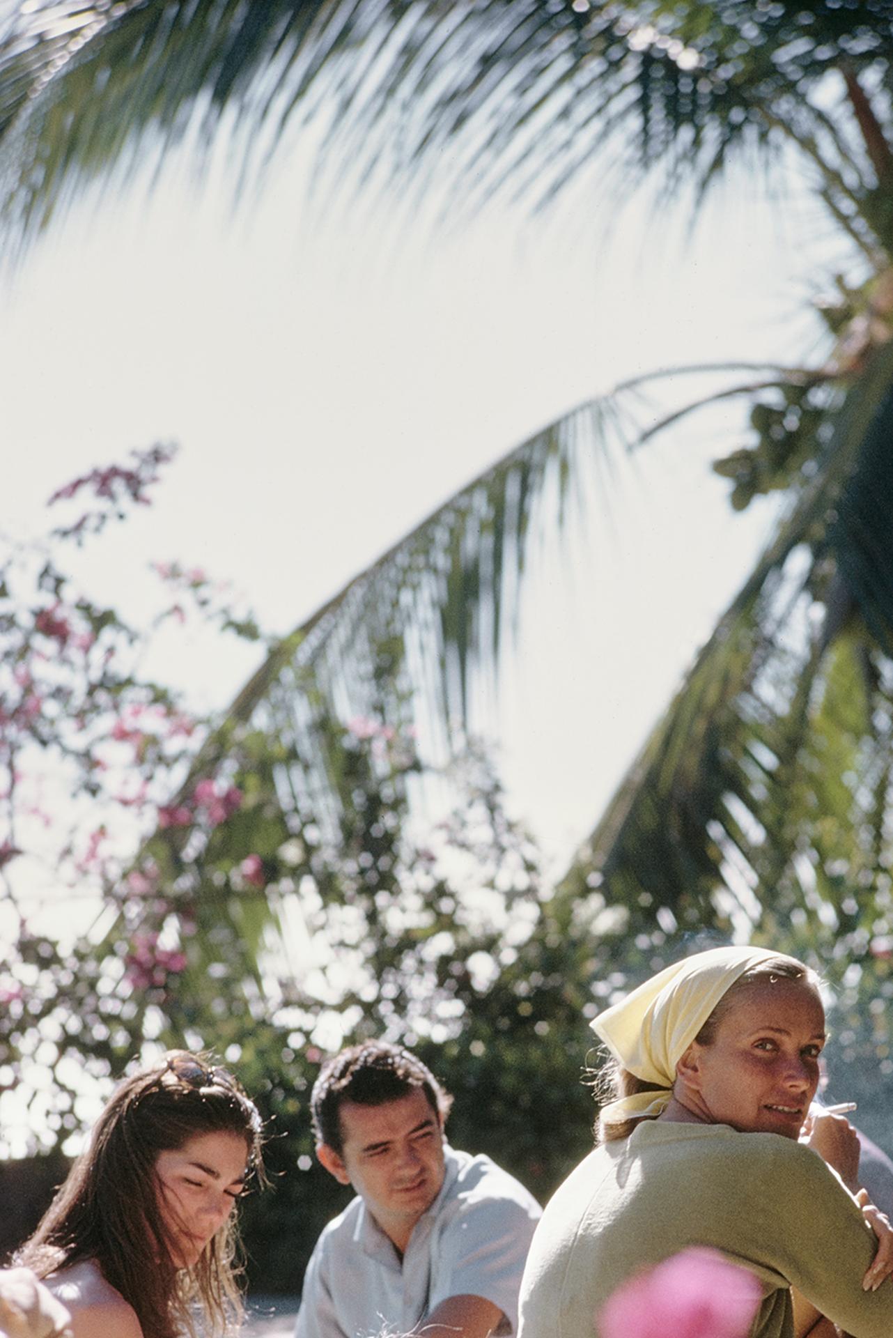 Alicia En Acapulco, México, Edición Estatal, Fotografía Retrato - Color Photograph Marrón de Slim Aarons