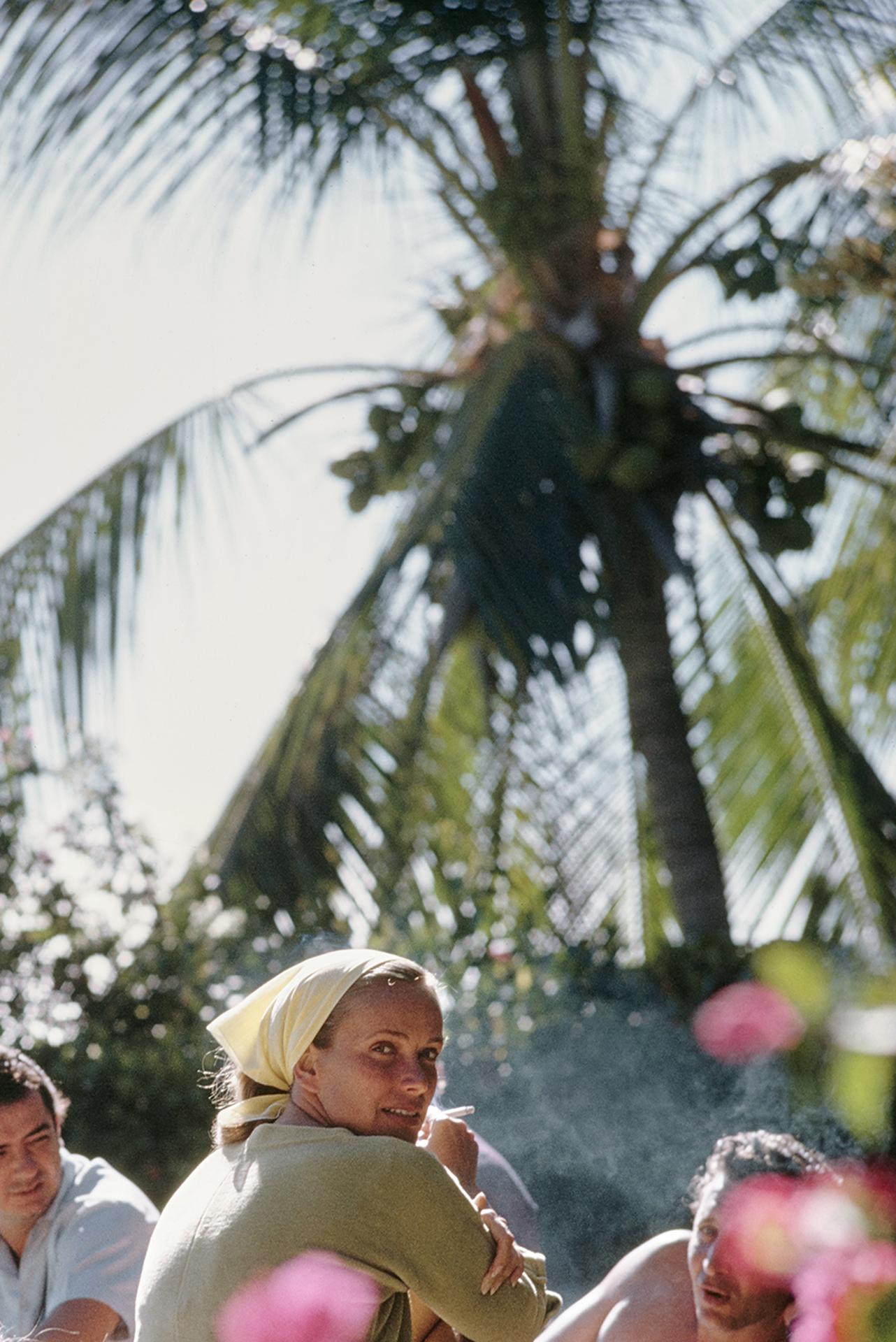 Dieses Porträtfoto aus der Mitte der 1960er Jahre, aufgenommen vom Society-Fotografen Slim Aarons, zeigt Alice Topping und Minnie Cushing (links) beim Entspannen mit Freunden in Acapulco, Mexiko.

Dies ist eine nachlassgestempelte und