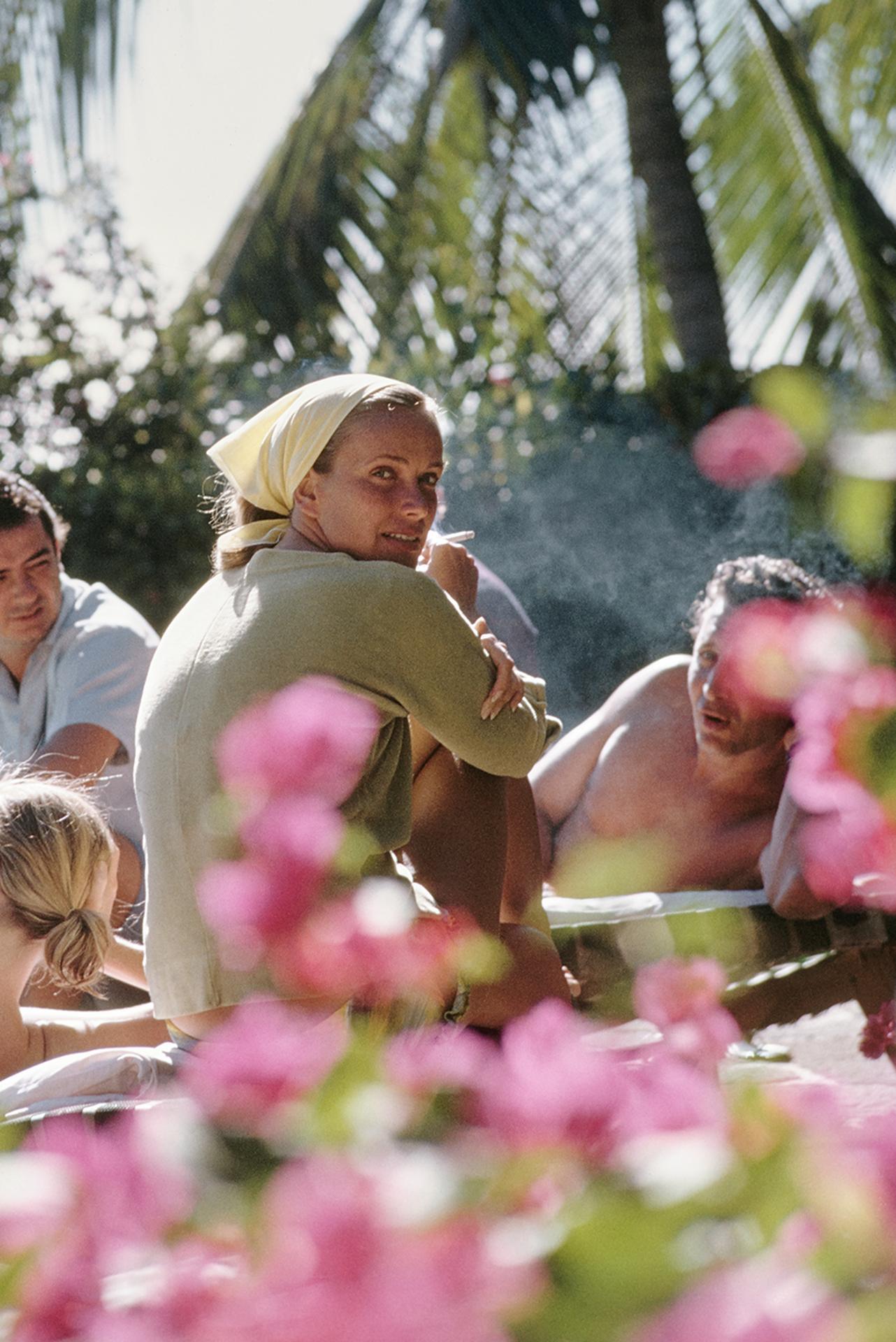 Dieses Porträtfoto aus der Mitte der 1960er Jahre, aufgenommen vom Society-Fotografen Slim Aarons, zeigt Alice Topping und Minnie Cushing (links) beim Entspannen mit Freunden in Acapulco, Mexiko.

Dies ist eine nachlassgestempelte und