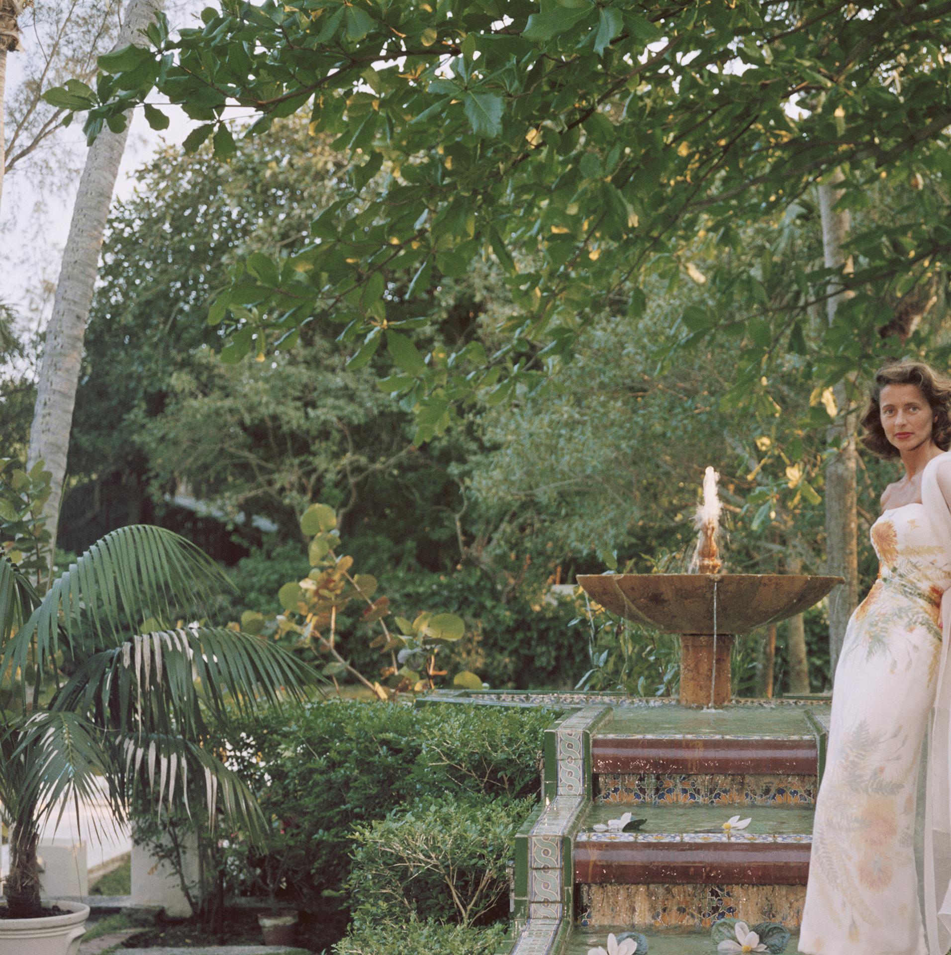 Alice Wesselhoeft Saltonstall, Palm Beach, Nachlassausgabe, Porträtfotografie (Grau), Figurative Photograph, von Slim Aarons