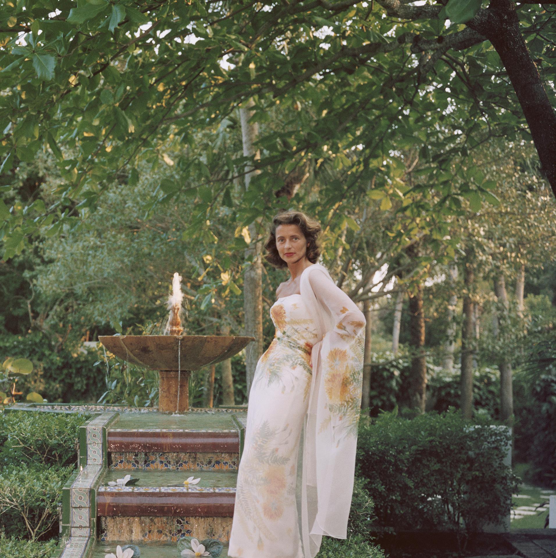 Dieses Porträtfoto aus den späten 1950er Jahren, aufgenommen von dem Society-Fotografen Slim Aarons, zeigt Alice Wesselhoeft Saltonstall, die Frau des Senators Leverett Saltonstall in Palm Beach, USA.

Dies ist eine nachlassgestempelte und