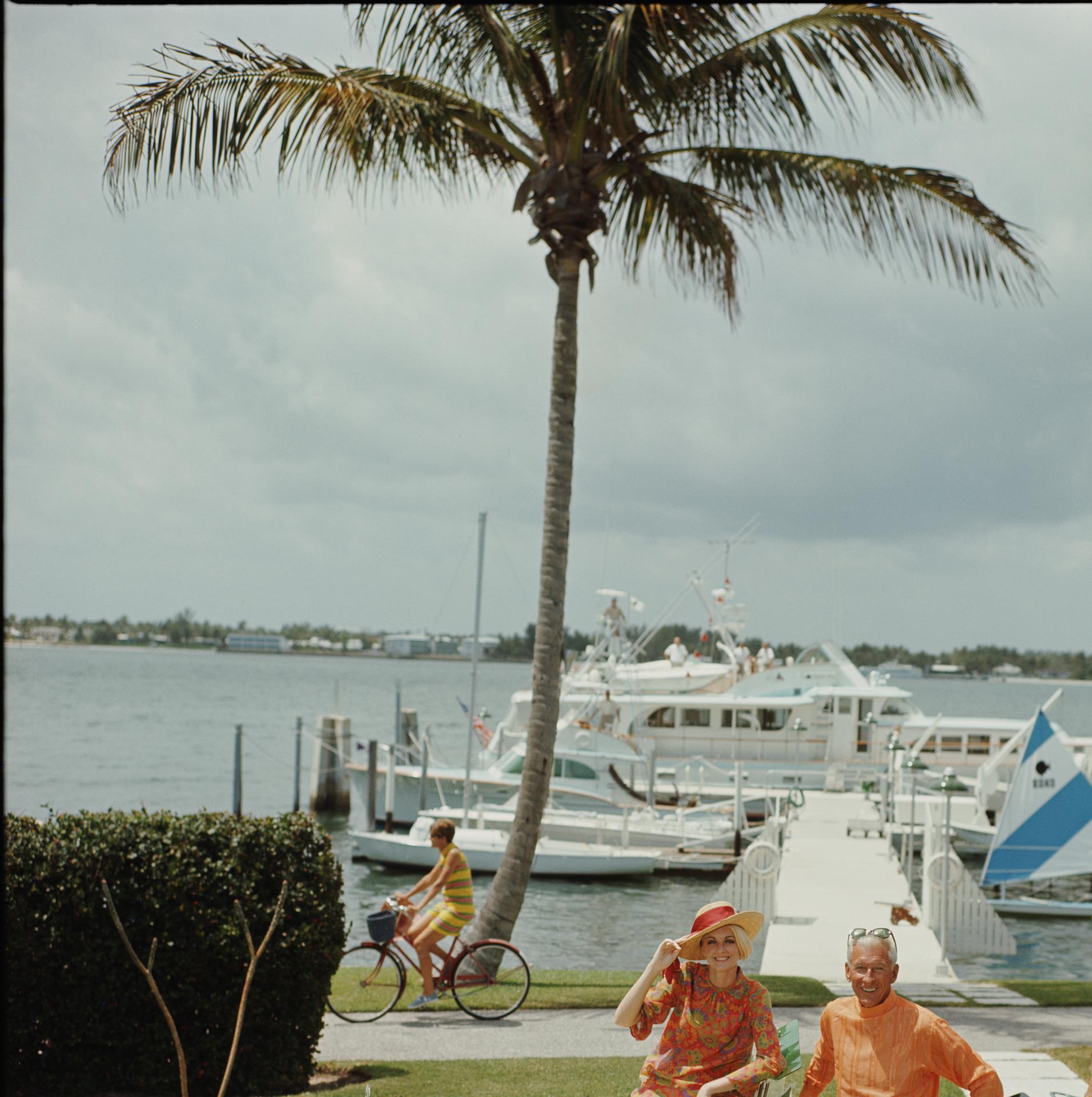 Color Photograph di Slim Aarons - Tutti i miei, Lake Worth, Edizione Estate, Ritratto Fotografico