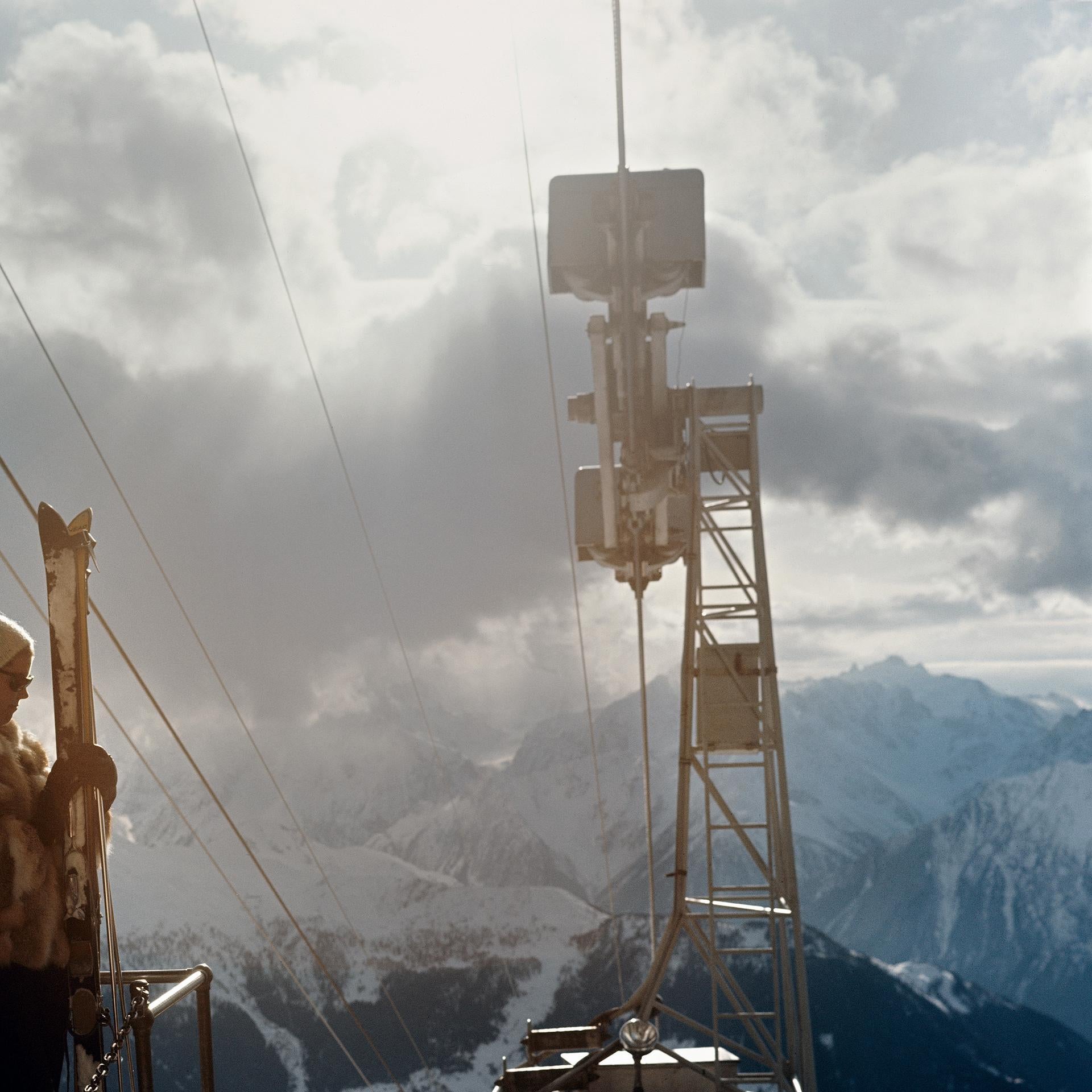 Ski alpin, Suisse, édition patrimoniale, photographie de portrait

Cette photographie de paysage de la fin des années 1960, prise par le photographe mondain Slim Aarons, montre des skieurs attendant le téléphérique à Verbier, en Suisse, en 1964.

Il
