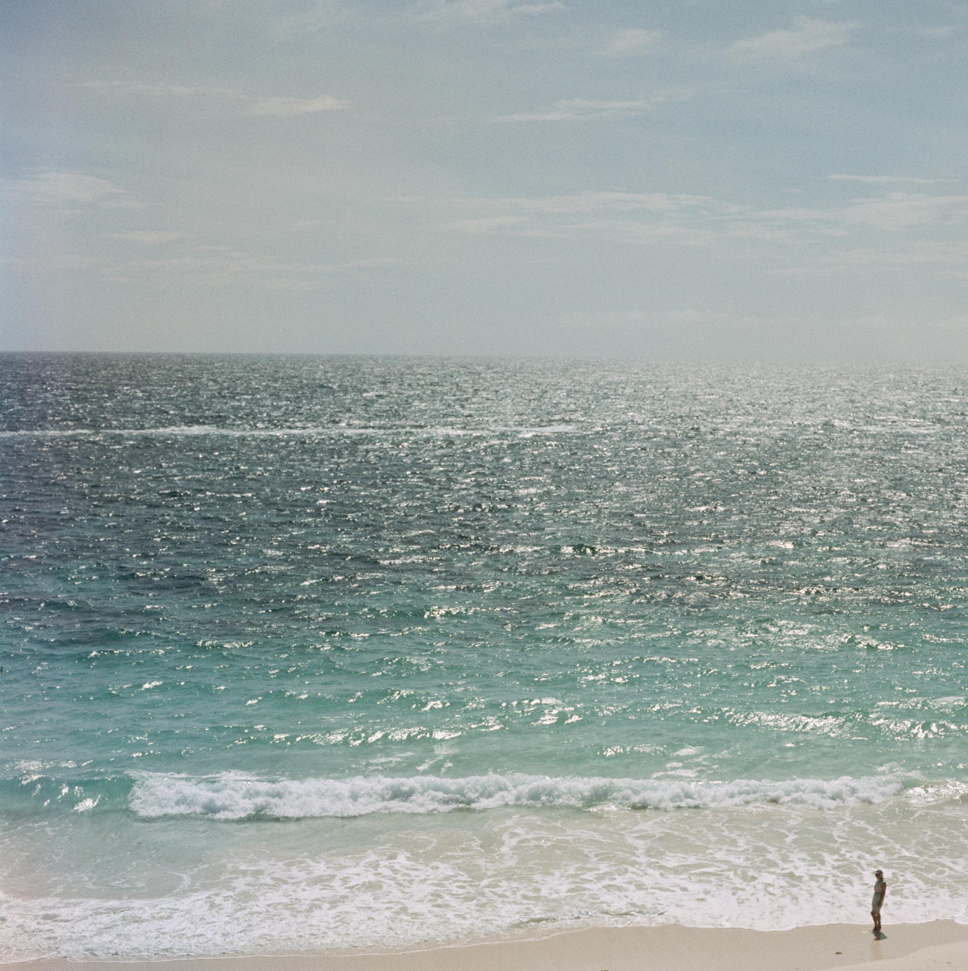 Isla de Andros, Bahamas, Edición Inmobiliaria, Fotografía de Paisaje - Figurative Photograph Gris de Slim Aarons