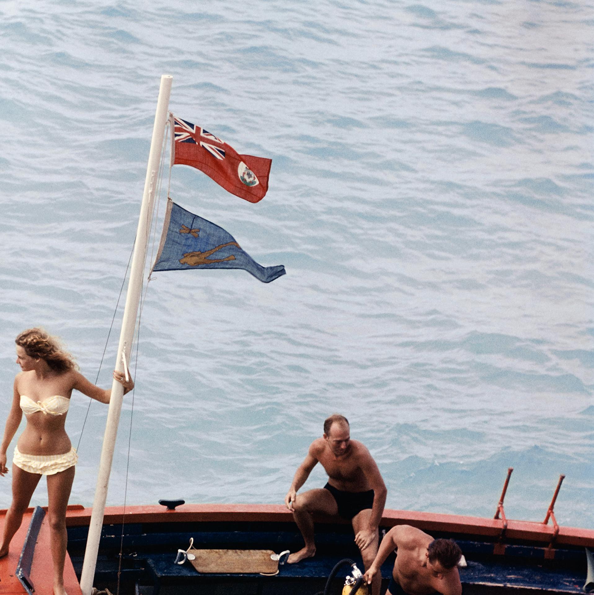 Questo ritratto della metà degli anni '50, scattato dal fotografo di società Slim Aarons, ritrae alcuni amici che si preparano per una giornata di snorkeling sull'isola di Andros, alle Bahamas.

Si tratta di un'edizione stampata e numerata a mano di