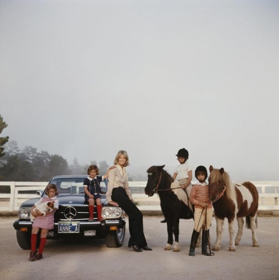 Anne Anka 
1976
von Slim Aarons

Slim Aarons Limited Estate Edition

Anne Anka, Ehefrau des Sängers Paul Anka und Tochter des Grafen Charles de Zogheb, mit ihren Töchtern (von links nach rechts) Alicia, Anthea, Alexandra und Amanda, November
