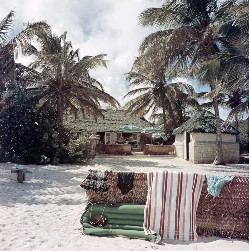 Landscape Photograph Slim Aarons - Antigua Beach Club (1960) Estampillé Estate Limited - Grande XL