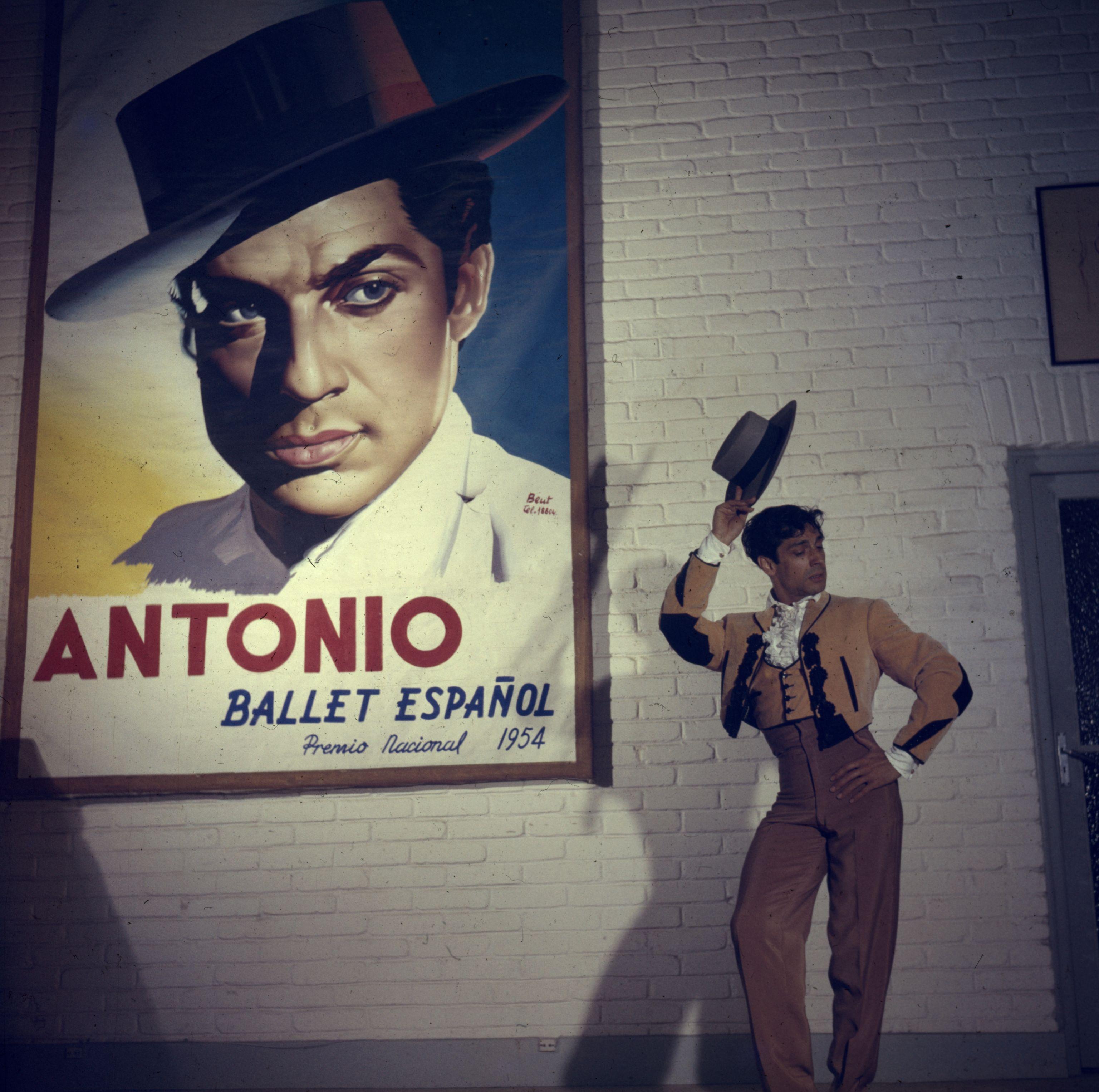 Ein Flamenco-Tänzer lüftet seinen Hut vor einem Plakat, das für den virtuosen Tänzer Antonio (Antonio Ruiz Soler) in der nationalen Premiere von "Ballet Espanol" wirbt. (Foto: Slim Aarons/Getty Images)

Schlanke Aarons
Antonio Ruiz Soler
Chromogener