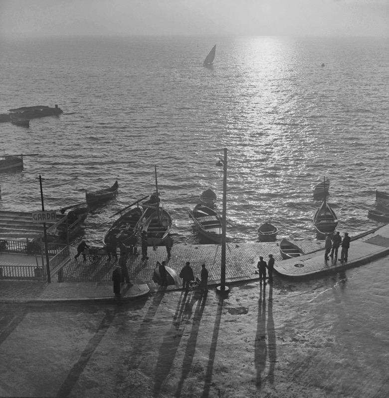Landscape Photograph de Slim Aarons - Anzio Quayside (1949) Propiedad limitada estampada