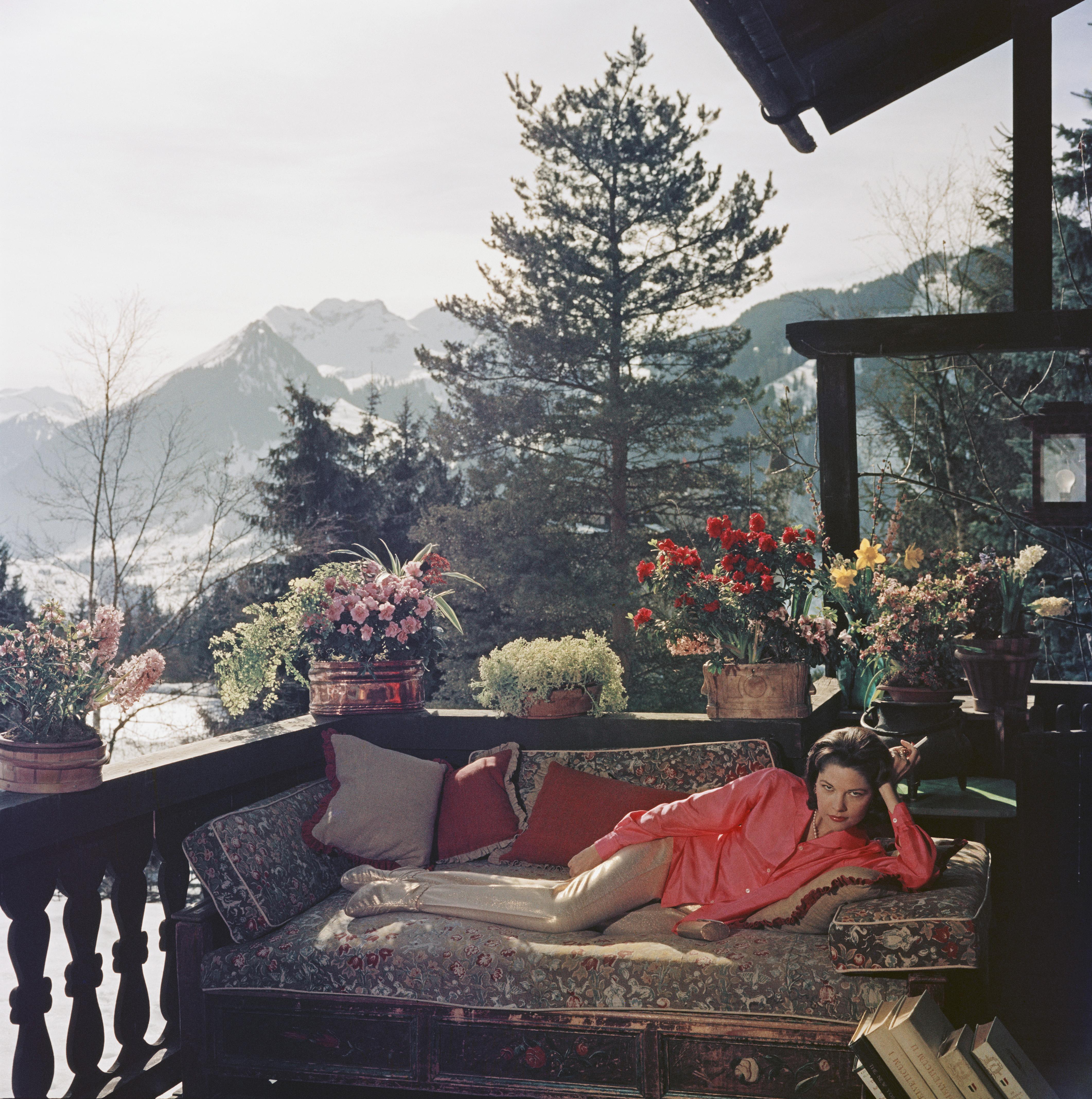 Slim Aarons Color Photograph – Apres Ski, Nachlass Edition