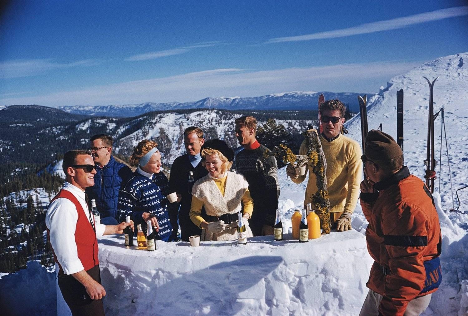 « Apres Ski, Squaw Valley, Estate Edition, Photographie de paysage de neige - Bleu Portrait Photograph par Slim Aarons