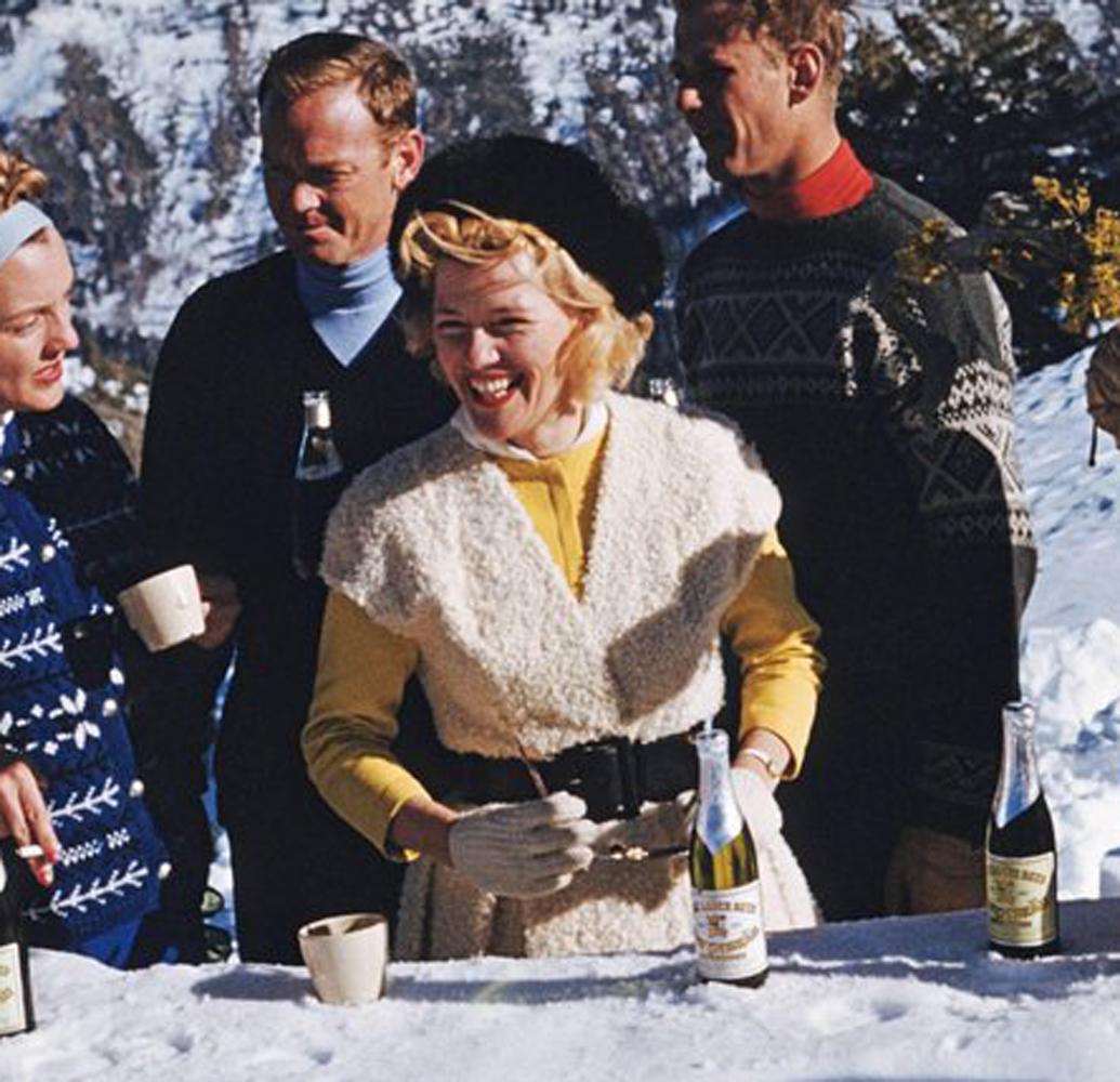 Sur cette photographie de paysage du milieu du siècle, prise par le photographe mondain Slim Aarons, on voit un groupe de skieurs prendre un verre à Squaw Valley, en Californie, en 1961, un an après les Jeux olympiques d'hiver de 1960.

Olympic