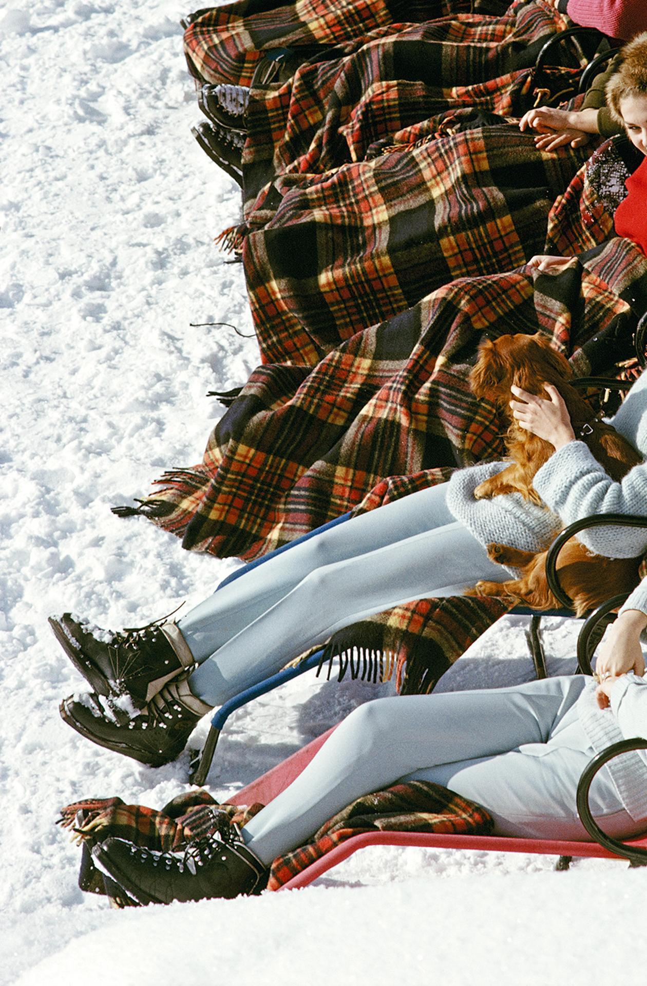Apres Ski, Gstaad, Schweiz, Nachlassausgabe, Winterporträtfotografie (Grau), Portrait Photograph, von Slim Aarons