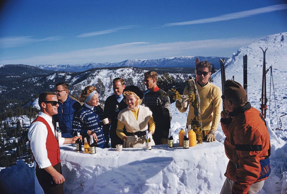 Apres Ski

Un gruppo di sciatori si riunisce per bere qualcosa a Squaw Valley, California, 1961. Il secondo da destra è l'avvocato e uomo d'affari americano Alexander Cochrane Cushing (1913 - 2006), che sviluppò il resort.

30x20" / 76x51 cm -